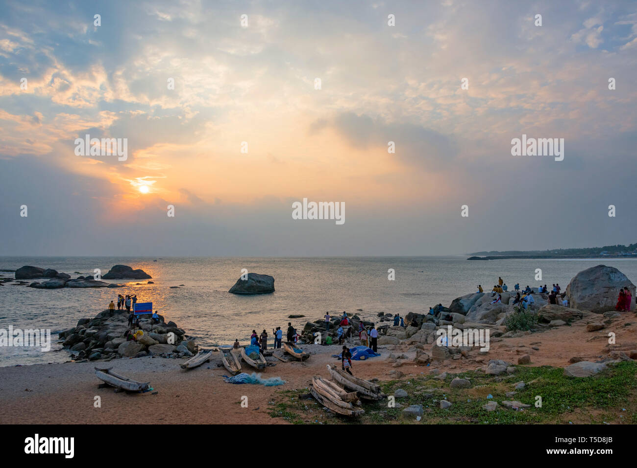 Horizontale Ansicht von Menschen genießen den Sonnenuntergang in Kanyakumari, Indien. Stockfoto