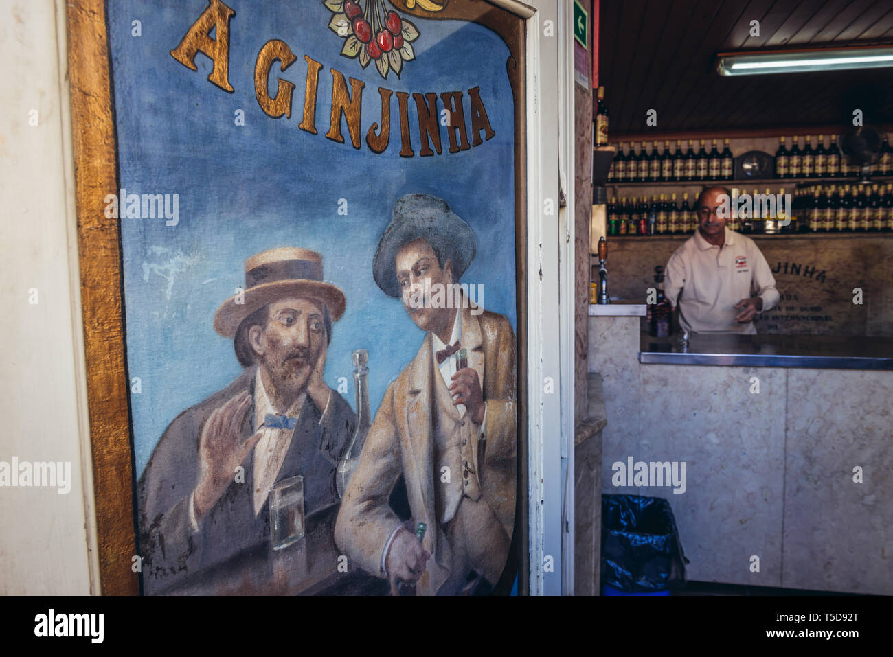 Eine berühmte Ginjinha bar auf Sao Domingos Square in Lissabon Baixa, Portugal Stockfoto