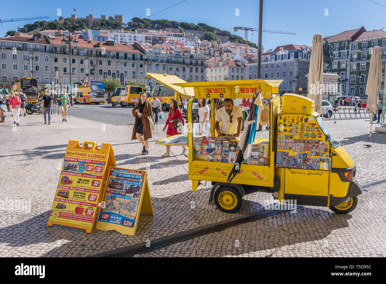 Tour Tickets zum Verkauf auf Praca da Figueira - Platz der Feigenbaum in Baixa von Lissabon, Portugal Stockfoto