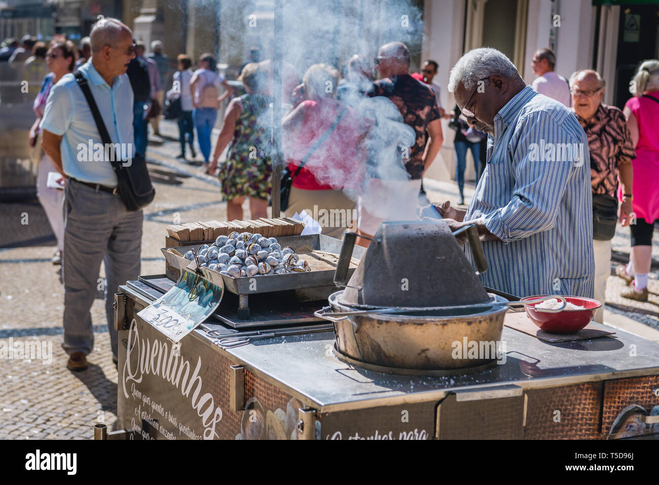 Mann verkauft Geröstete chestnust auf der Rua Augusta Fußgängerzone in Baixa von Lissabon, Portugal Stockfoto