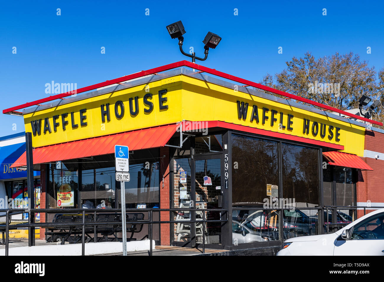 Waffle House ist eine US-amerikanische Restaurantkette, vorwiegend in den südlichen Staaten. Stockfoto