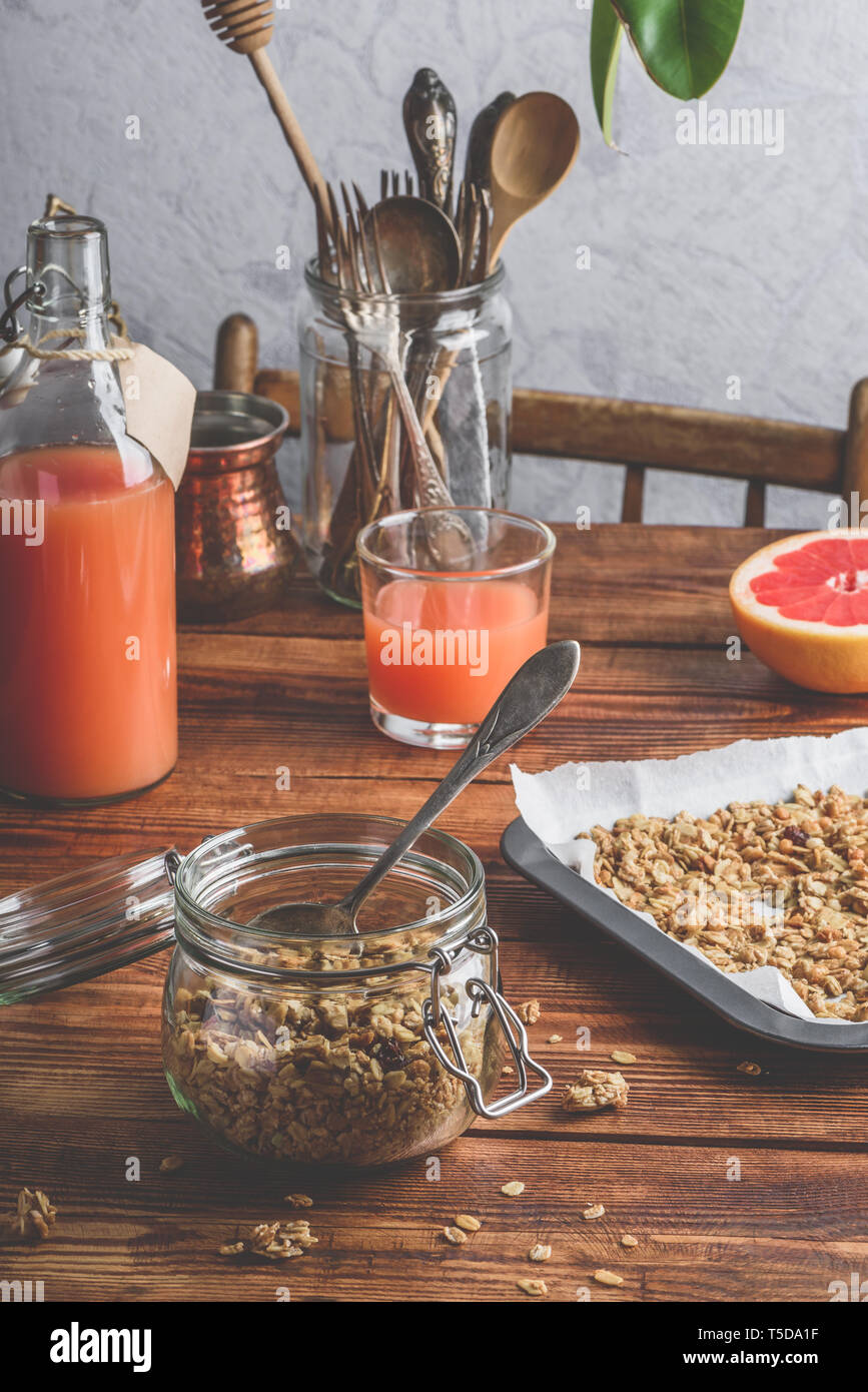 Gebackenes Müsli zum Frühstück mit Saft aus Pampelmusen oder Grapefruits Stockfoto