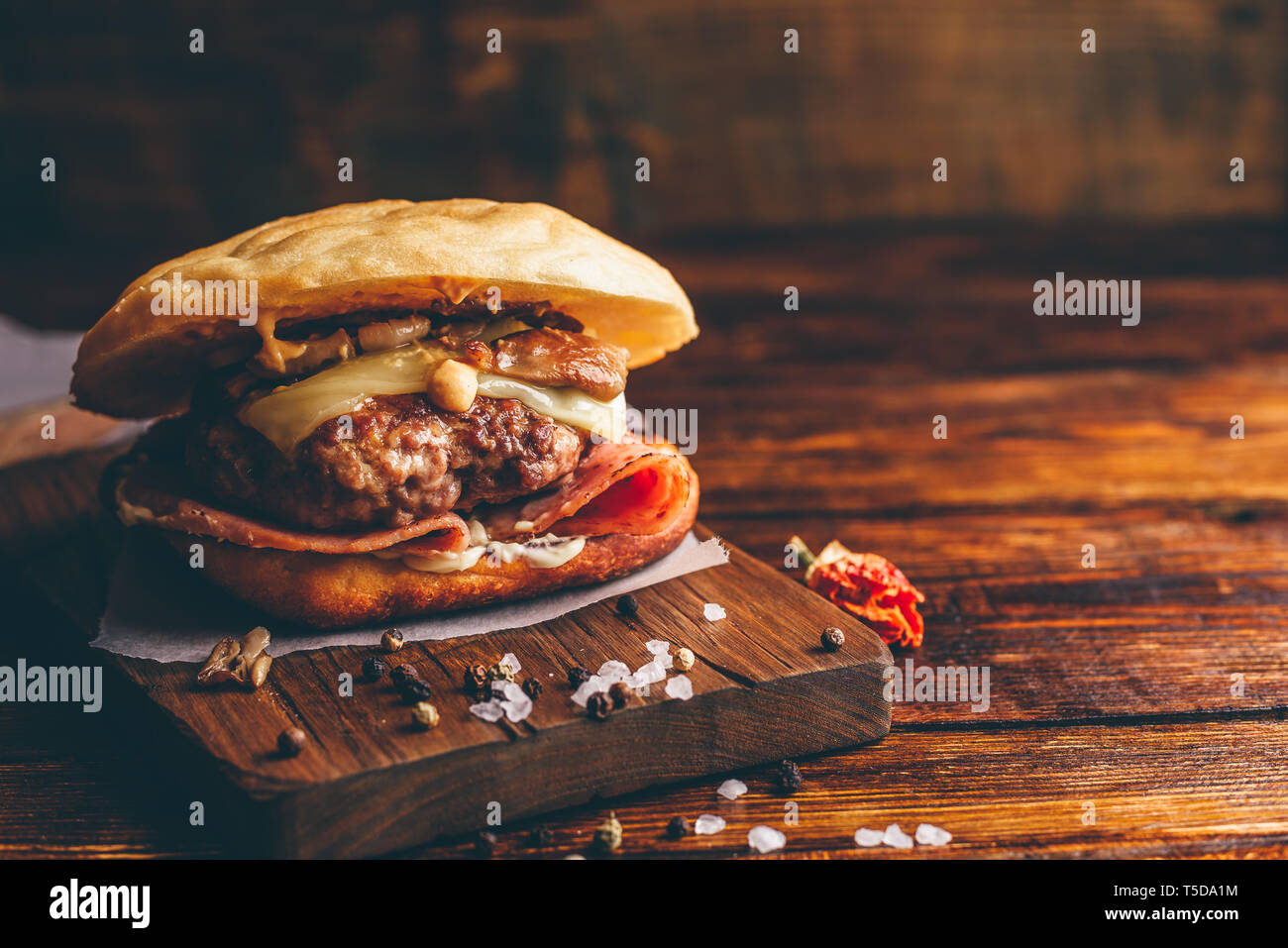 Selbstgemachte Cheeseburger mit Rindfleisch Patty auf hölzernen Hintergrund und Kopieren. Stockfoto
