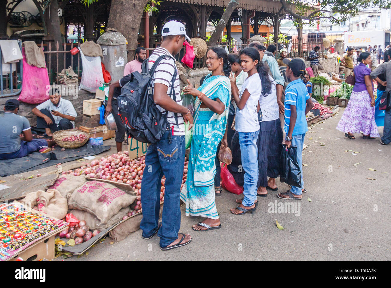 Colombo, Sri Lanka - 16. März: Käufer auf dem Markt in den Pettah Bezirk. Dies ist der Handel und die Gegend der Stadt. Stockfoto