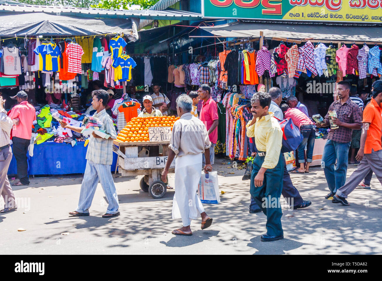 Colombo, Sri Lanka - 16. März 2011: Menschen Geschäfte auf dem Markt in den Pettah Bezirk. Dies ist der Handel und die Gegend der Stadt. Stockfoto