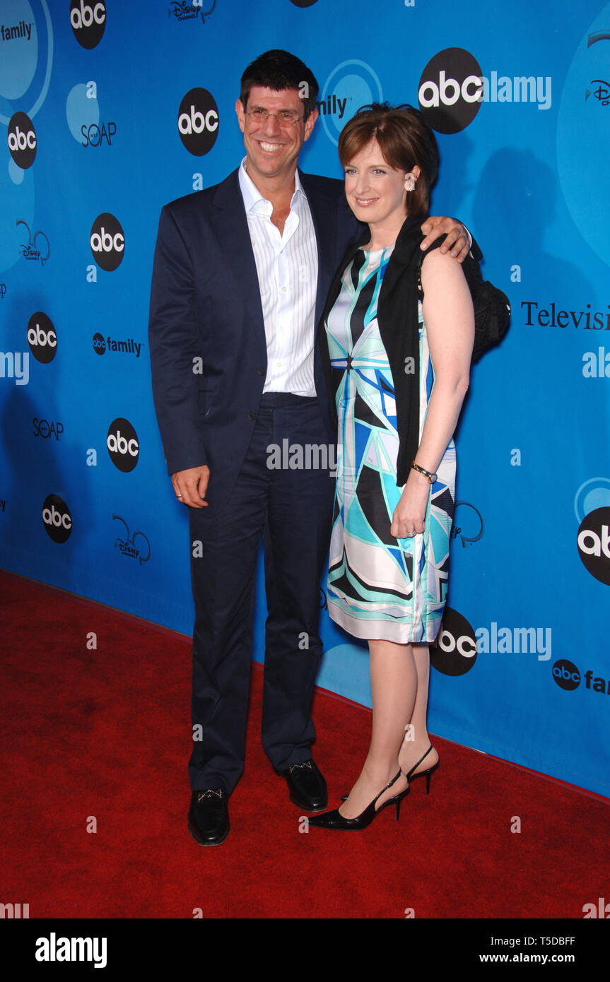 LOS ANGELES, Ca. Juli 20, 2006: Disney-ABC TV-Präsidentin ANNE SWEENEY & Disney Channel Präsident Richard ROSS am Disney ABC TV All Star Party im Mush in Pasadena. © 2006 Paul Smith/Featureflash Stockfoto