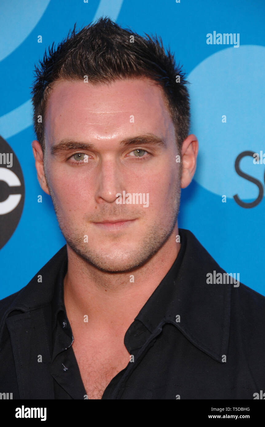 LOS ANGELES, Ca. 20. Juli 2006: Die neun Star OWAIN YEOMAN am Disney ABC TV All Star Party im Mush in Pasadena. © 2006 Paul Smith/Featureflash Stockfoto