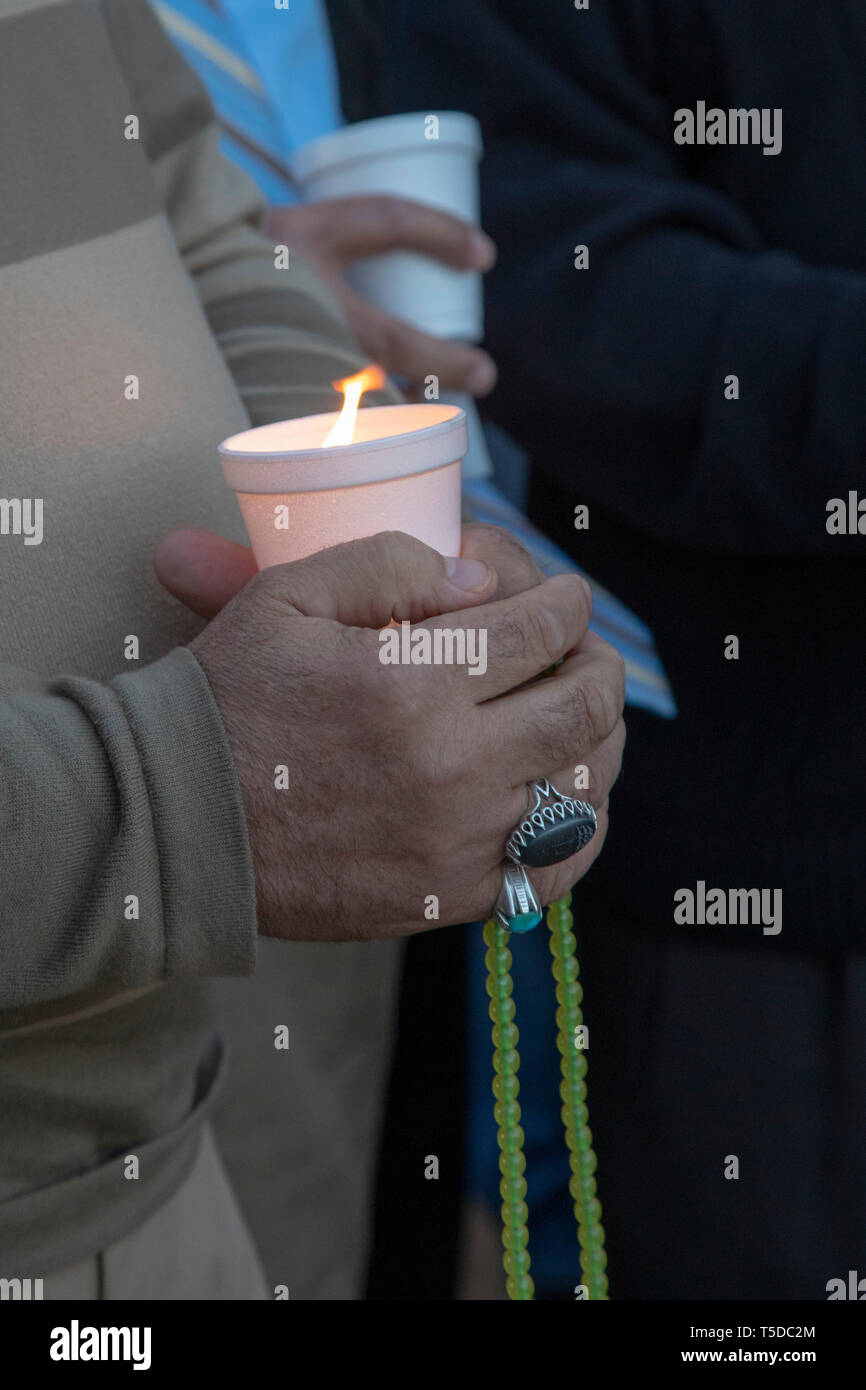 Dearborn, Michigan - Muslime halten Sie ein Candlelight vigil am islamischen Zentrum von Nordamerika zur Unterstützung der Opfer der Kirche Bombenanschläge in Sri Stockfoto