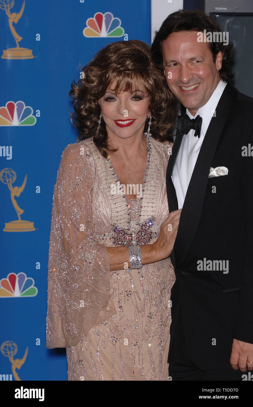 LOS ANGELES, Ca. 27. August 2006: Schauspielerin Joan Collins & Ehemann Percy Gibson in der Primetime Emmy Awards 2006 im Shrine Auditorium, Los Angeles. © 2006 Paul Smith/Featureflash Stockfoto