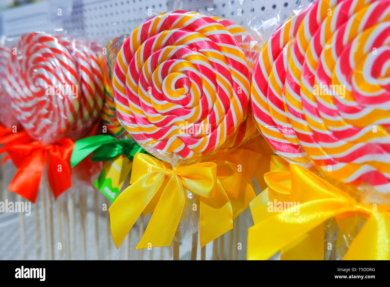 Rainbow lollipop Strudel auf Holzstab in Candy Store, Selektive konzentrieren. Süßigkeiten. Candy Bar. Lutscher auf Verkauf in Street Markt schließen. Stockfoto