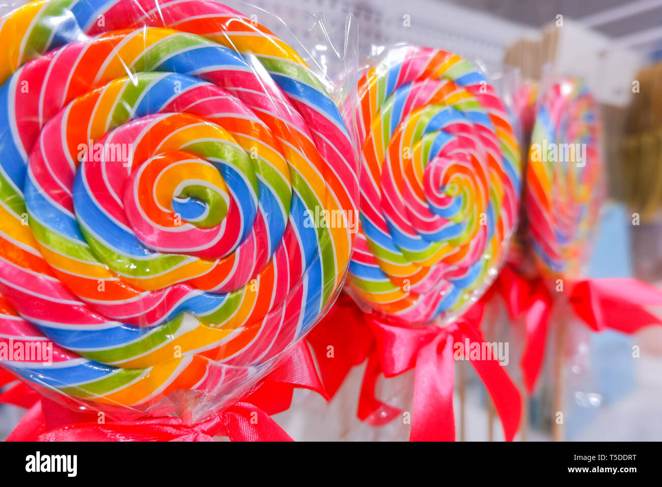 Rainbow Lollipop Strudel Auf Holzstab In Candy Store Selektive Konzentrieren Sussigkeiten Candy Bar Lutscher Auf Verkauf In Street Markt Schliessen Stockfotografie Alamy