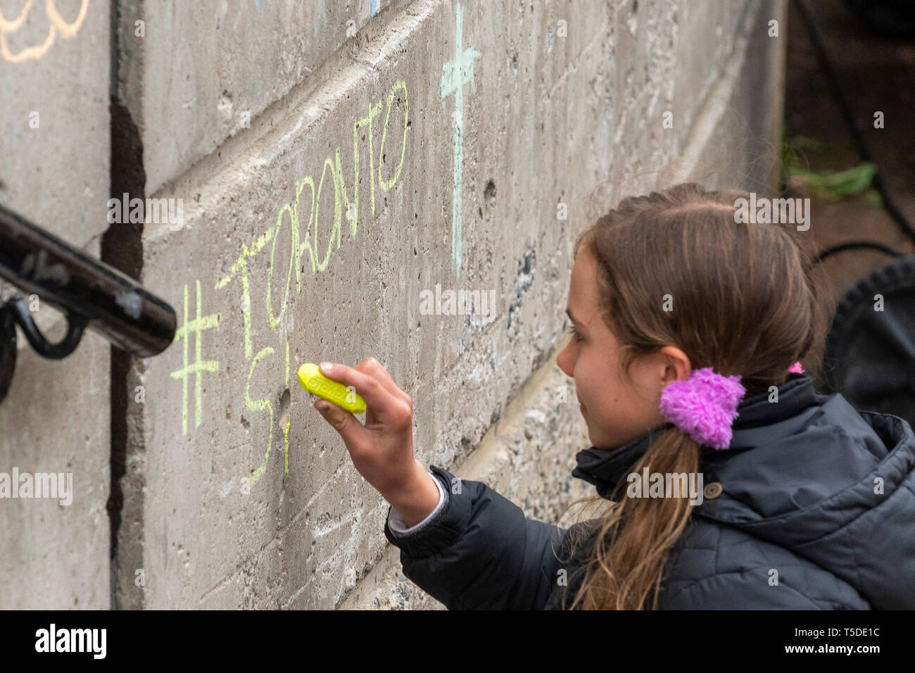 Toronto, Kanada. April 23, 2019. # TorontoStong wird von einem jungen Mädchen an Mel Lastman Square am ersten Jahrestag der 2018 Yonge Street Van Angriff geschrieben. Dominic Chan/EXimages Stockfoto