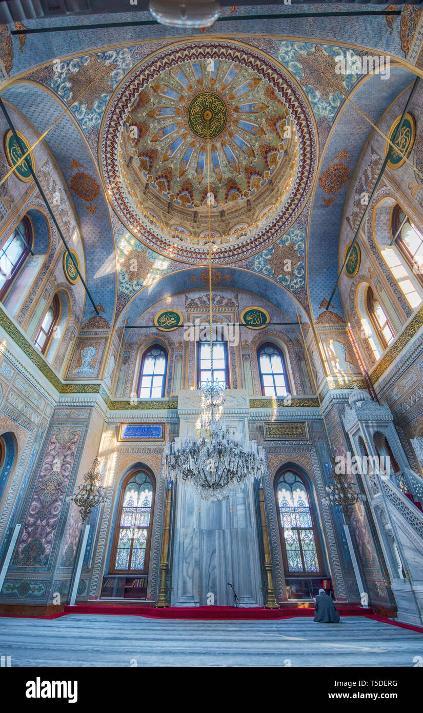 Istanbul, Türkei. Innenraum der Pertevniyal Valide Sultan Moschee (Aksaray Valide Moschee) in Laleli, Istanbul. Osmanische Moschee im Barockstil Stockfoto