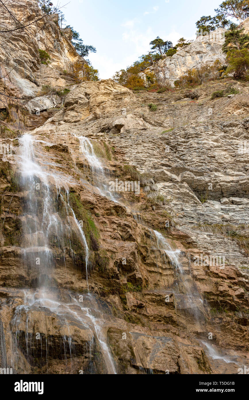 Wunderschöne Aussicht auf uchan-su Wasserfall, der von der Hohen Rock Mountain Ah-Petri in Krim, Russland in der Nähe von Jalta fällt. Stockfoto