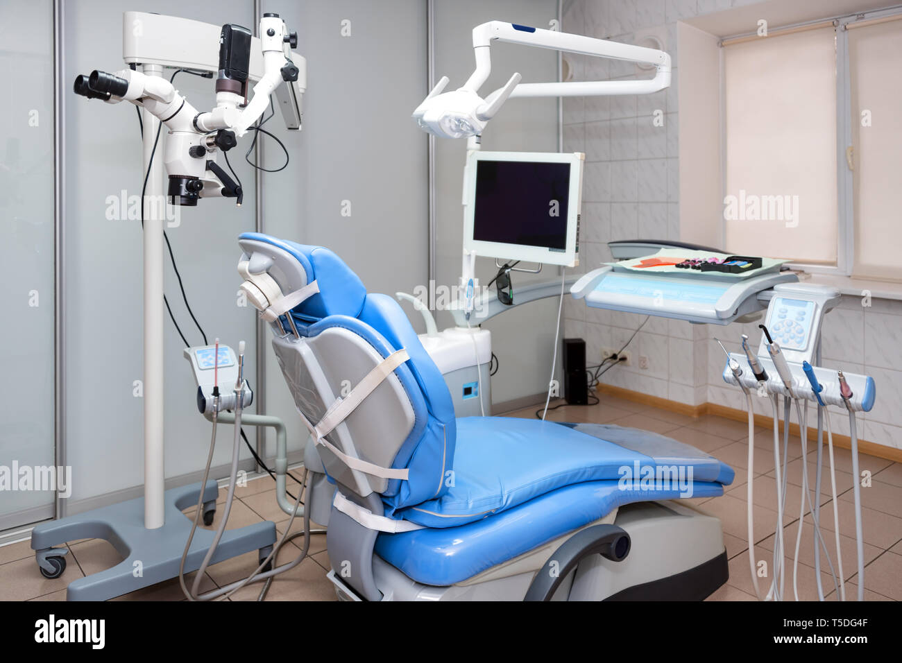 Zahnarzt. Moderne zahnmedizinische Kabinett. Zahnmedizinische Instrumente und Werkzeuge in der modernen Klinik, professionelle Zahnheilkunde Stuhl warten, von kieferorthopäden verwendet werden Stockfoto