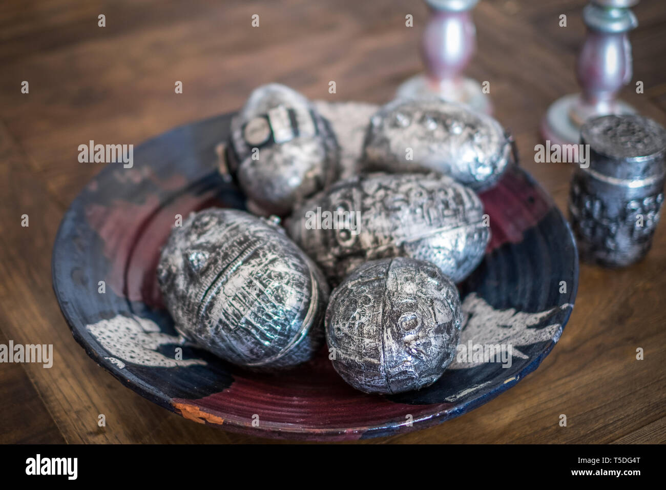 Traditionelle Ostereier-Dekorationen, die als Eier im Stinkstil der schwedischen Künstlerin Lena Svedjeholm entworfen wurden Stockfoto