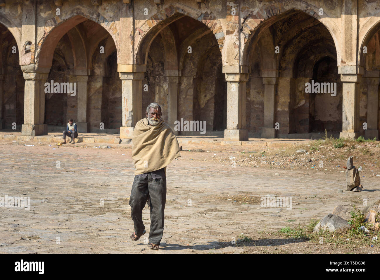 Indien, Neu-Delhi - Januar 28, 2019: Ältere Inder in Begumpur Moschee im Süden von New Delhi. Indien Stockfoto