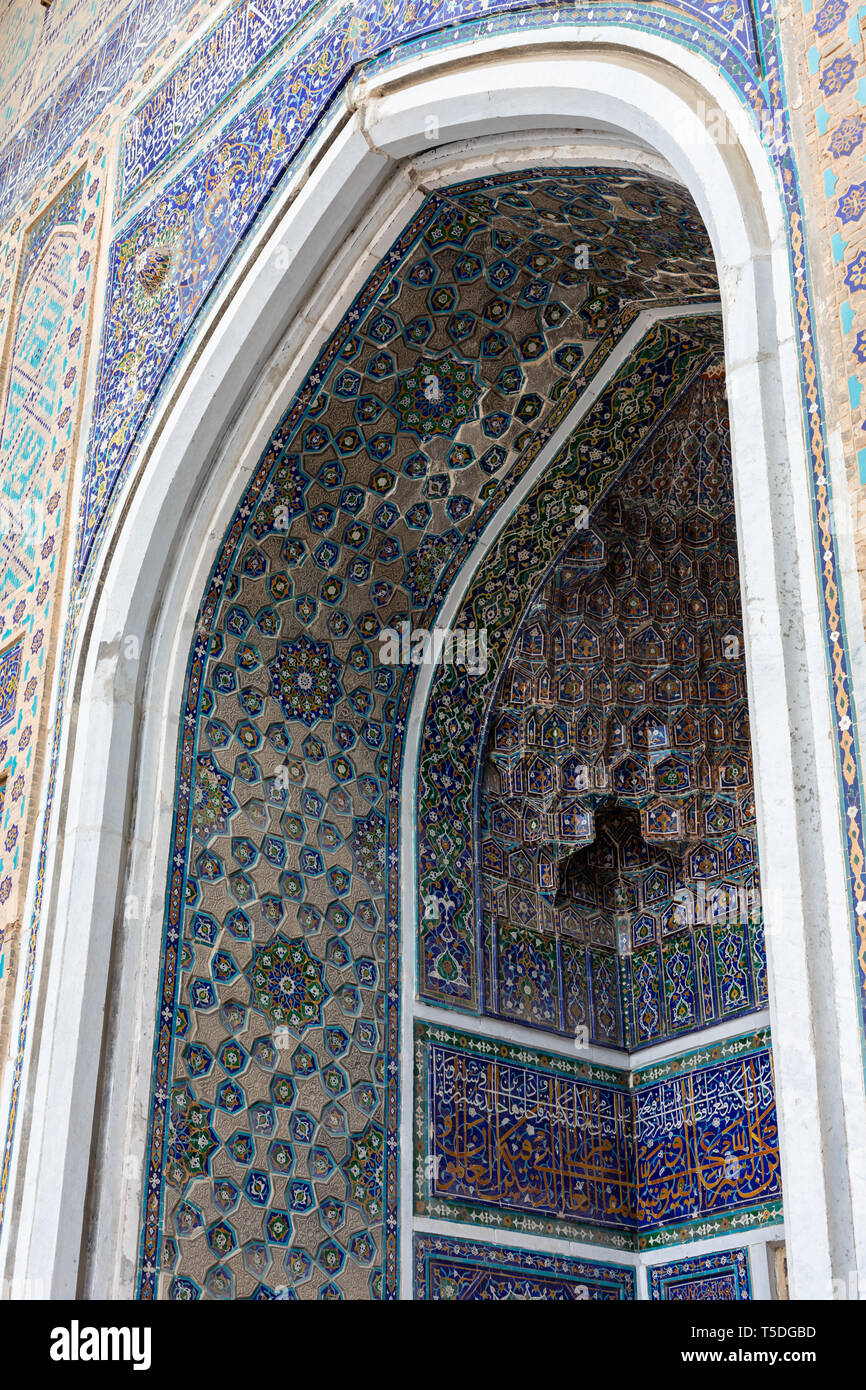 Symmetrische dekorative Ornament der Eingang zum Grab und offene Tür in Shah-i-Zinda, eine Gedenkstätte, Nekropole in Samarkand, Usbekistan Stockfoto