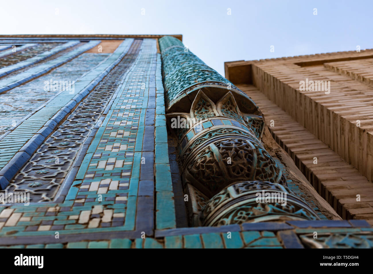 Symmetrische dekorative Ornament der Eingang zum Grab und offene Tür in Shah-i-Zinda, eine Gedenkstätte, Nekropole in Samarkand, Usbekistan Stockfoto