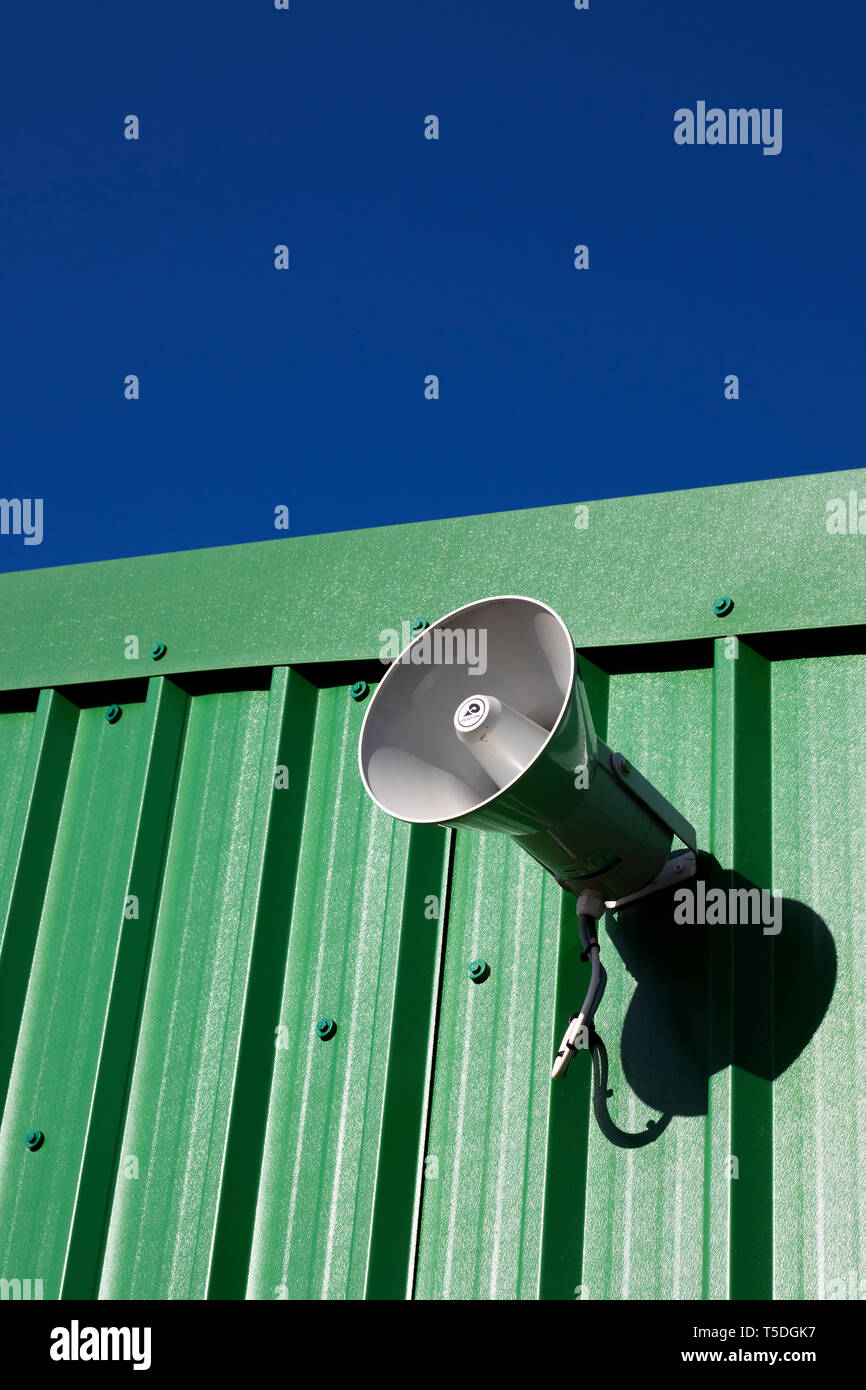 PA Public Address System Lautsprecher Holz Telegraphenmast behoben Stockfoto