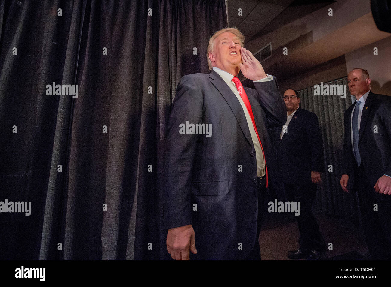 Die republikanischen Präsidentschaftskandidaten Donald Trump auf einer Pressekonferenz in Milford, NH, wo er über die Niederlage in Iowa und Erwartungen für die primäre Wahl in New Hampshire gesprochen. Stockfoto