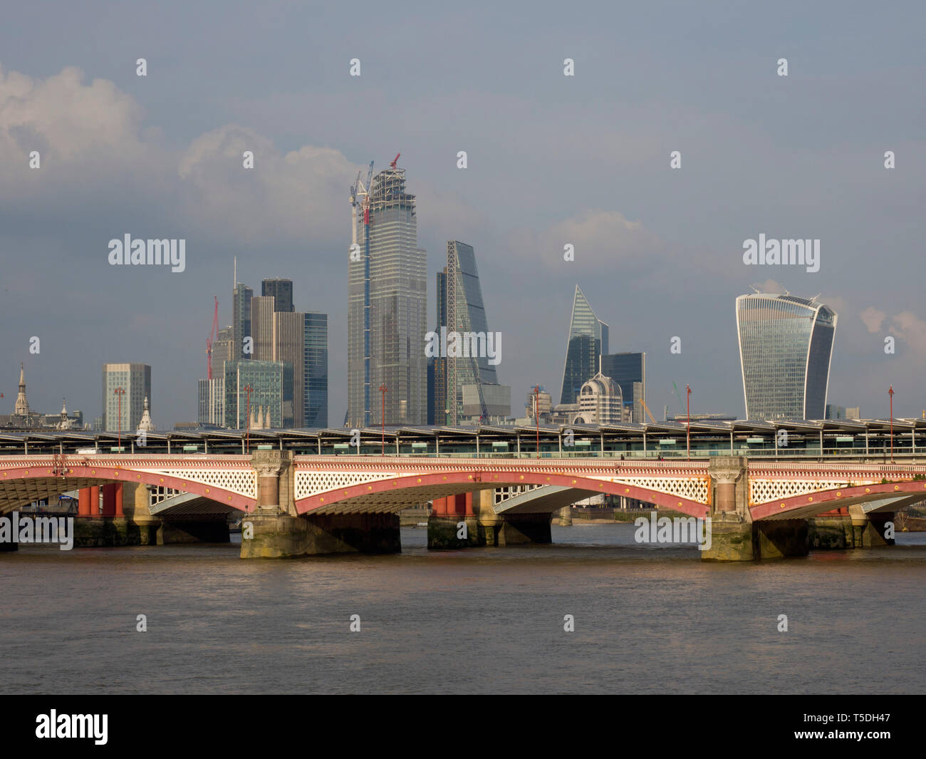 Skyline von London von der South Bank der skyscapers und Blackfriars Bridge über die Themse, London, Vereinigtes Königreich Stockfoto