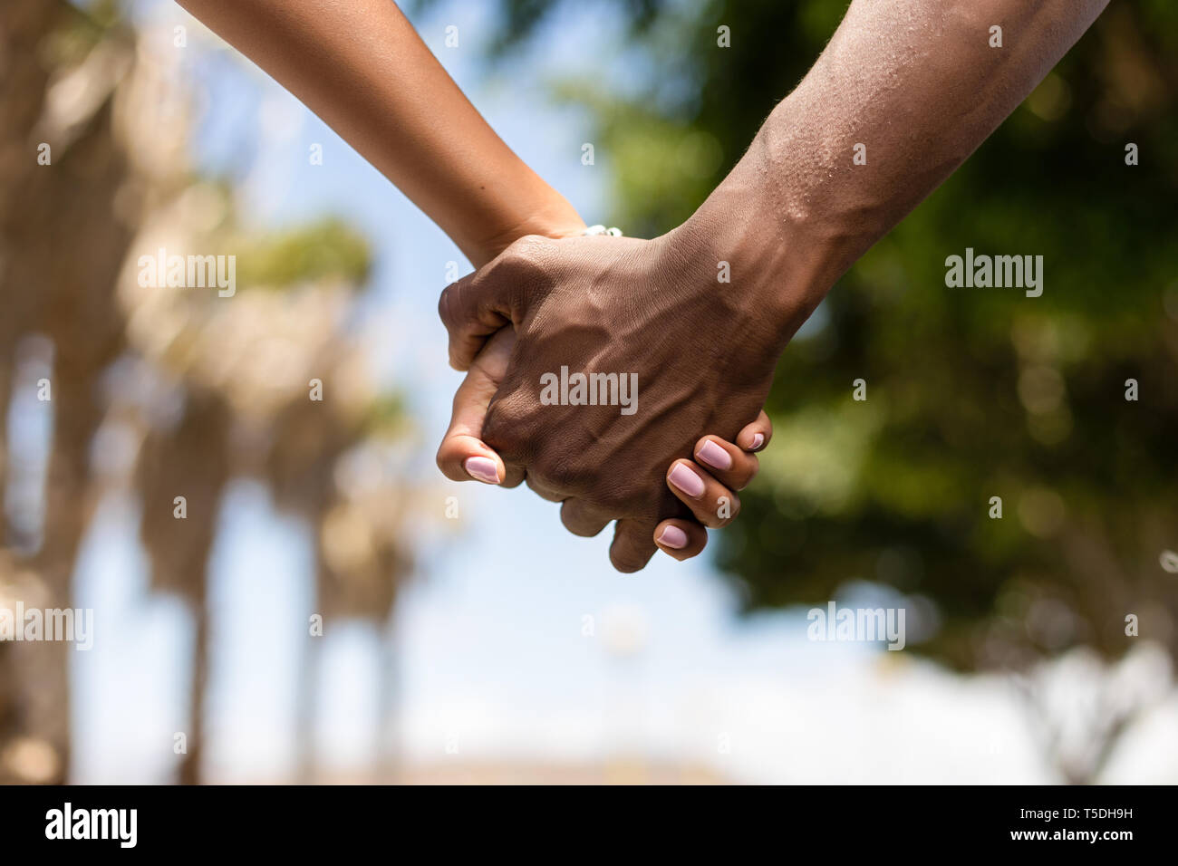 Close Up Outdoor protrait des schwarzen afrikanischen amerikanischen Paar Hände halten Stockfoto