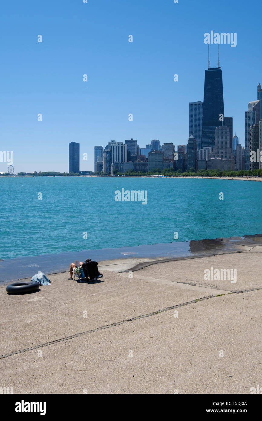 Genießen Sie ein herrlich blauer Himmel Sonnen am Michigan See in Chicago, USA Stockfoto