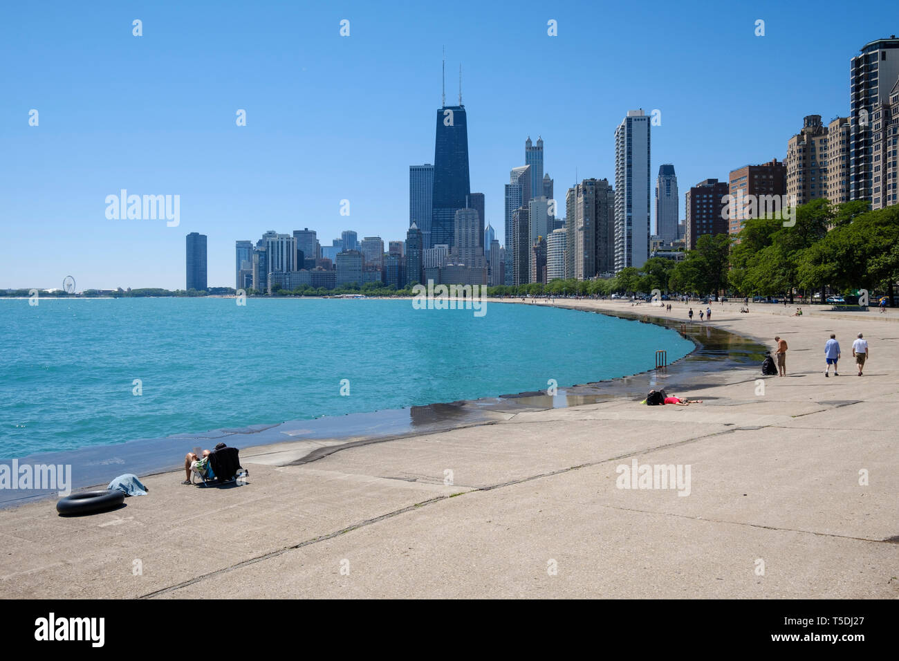 Die Menschen genießen einen herrlichen blauen Himmel Sonnenbaden und Wandern am Michigan See in Chicago, USA Stockfoto