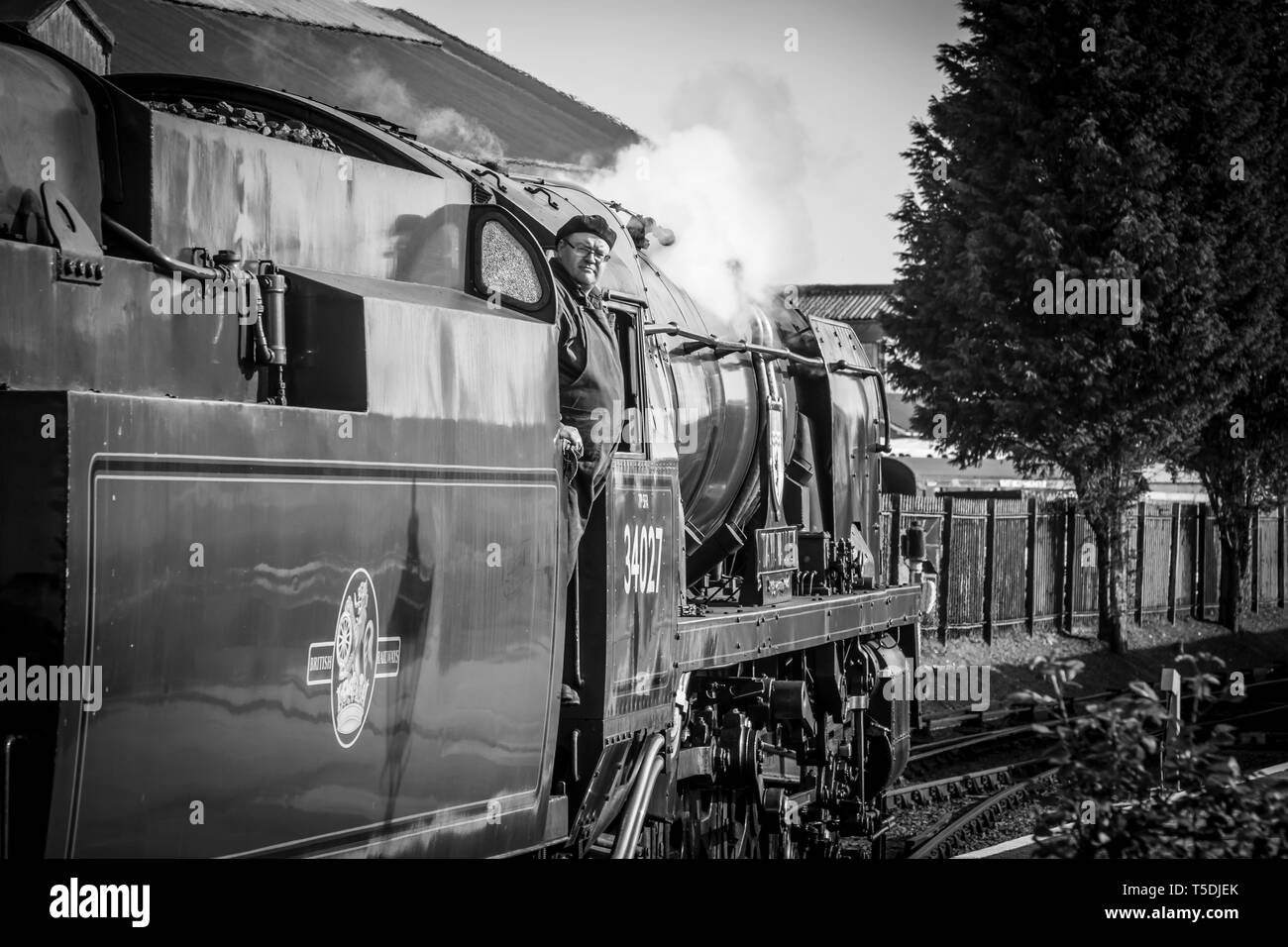 Monochrome Rückansicht der alten britischen Dampflokomotive, Taw Valley, Verlassen der Station, Severn Valley Heritage Dampfeisenbahn. Stockfoto