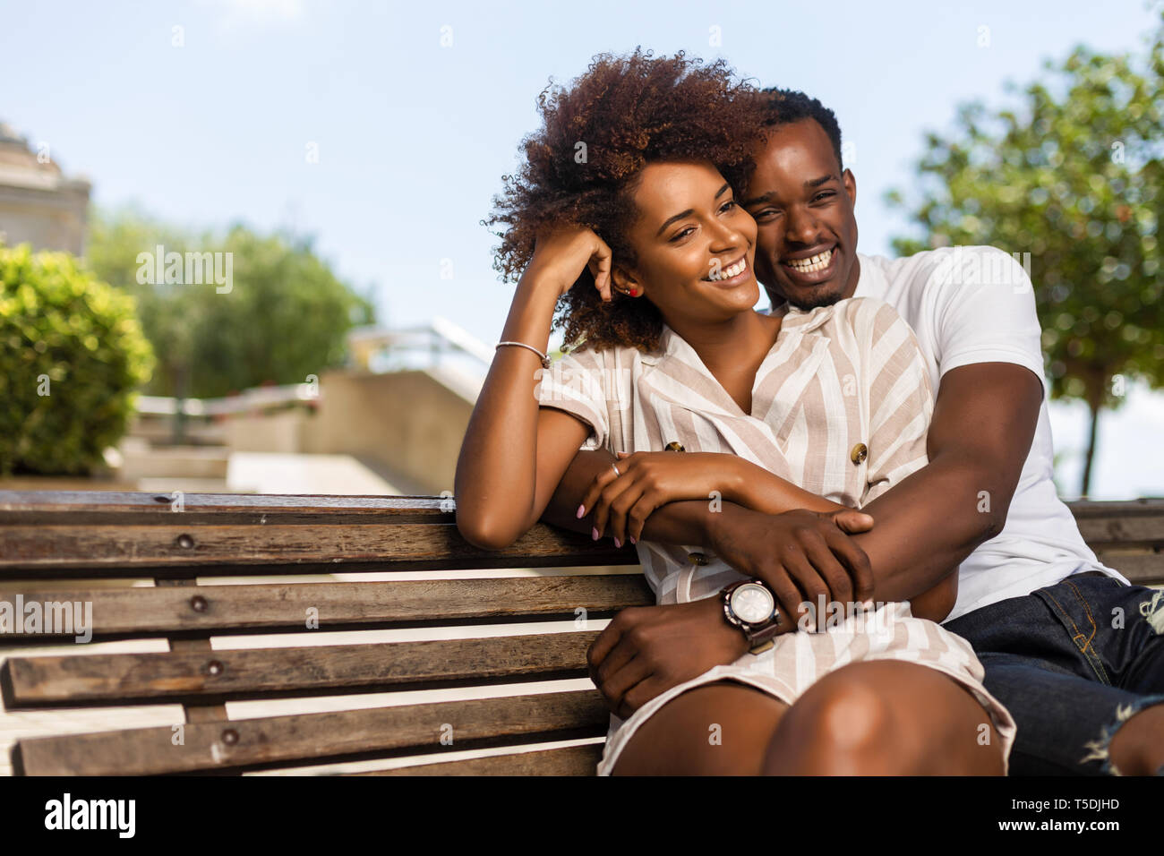 Outdoor protrait des schwarzen afrikanischen amerikanischen Paar einander umarmen Stockfoto
