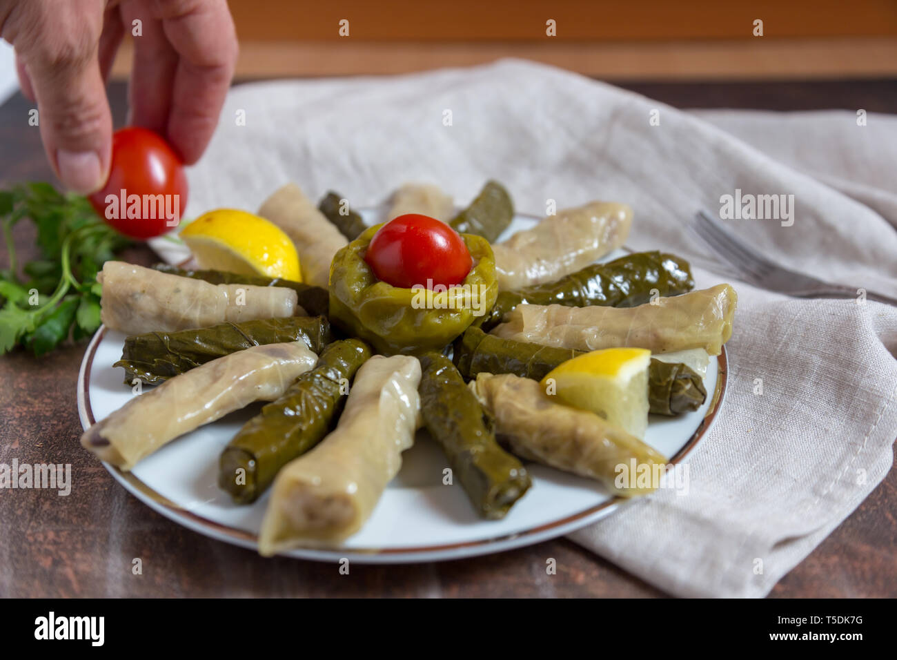 Traditionelle türkische Gerichte mit Olivenöl Blätter, Kohl und gefüllte Paprika Stockfoto