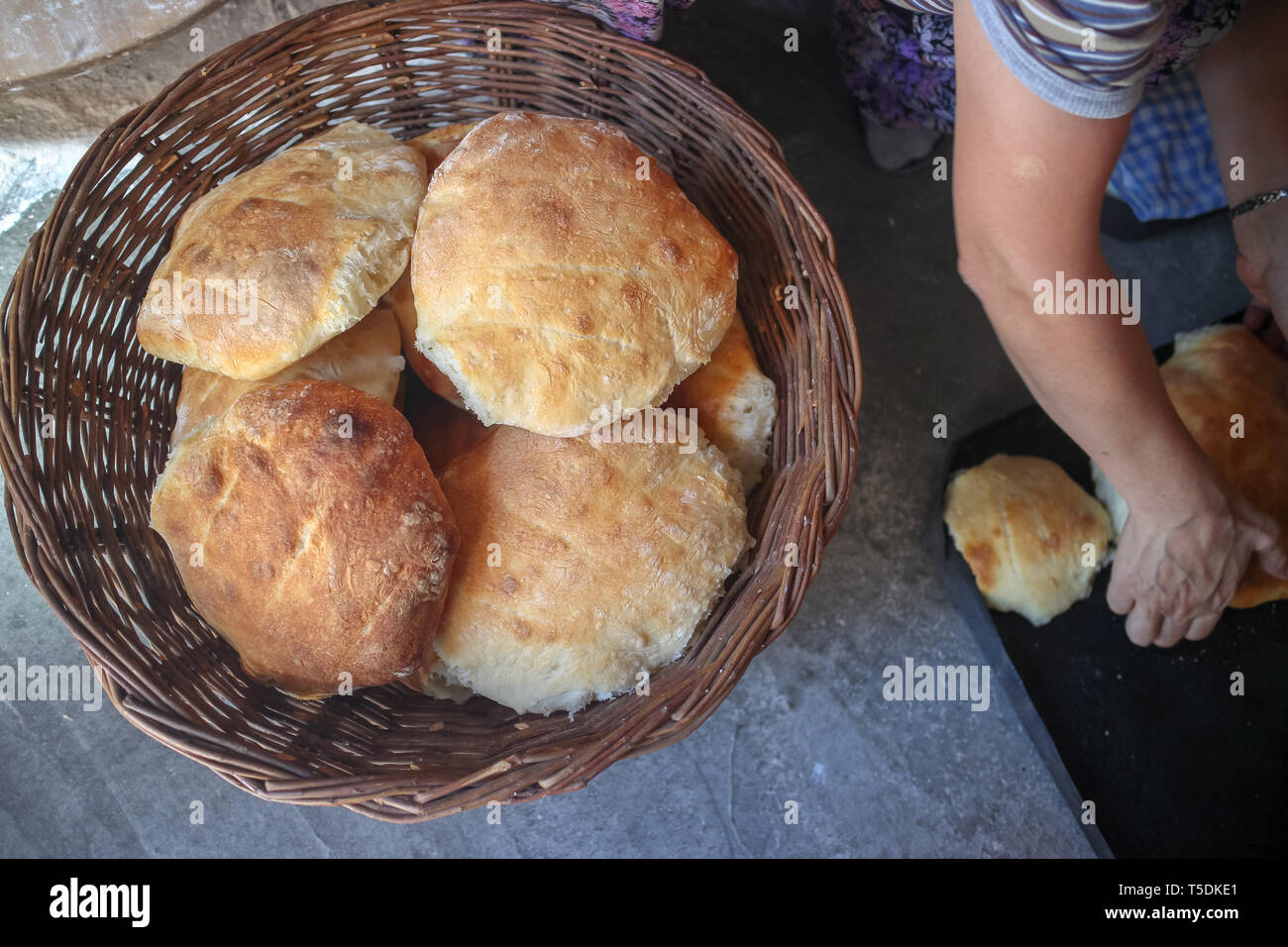 Traditionelles Dorf Brot aus Fach in den Warenkorb übernommen Stockfoto