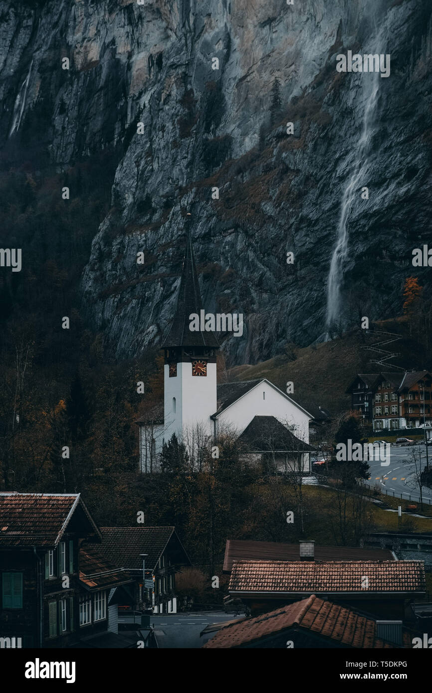 In den Schweizer Alpen Lauterbrunnen - Tal der Wasserfälle, mystischer Ort, Herr  der Ringe und Reiseziel in der Schweiz, in Europa Stockfotografie - Alamy