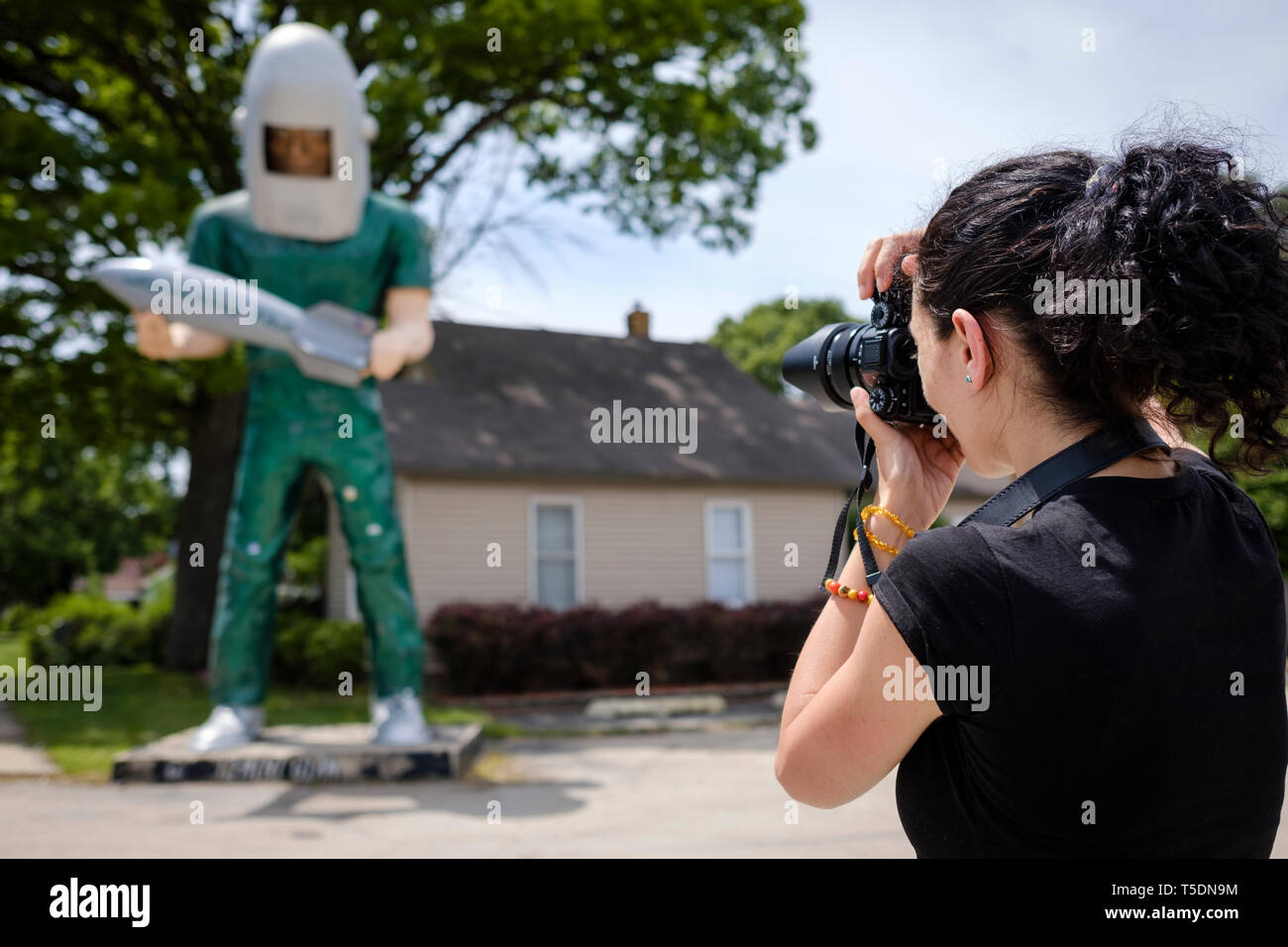 Ypun weiß Frau Fotos der Gemini Giant auf US-Route 66 in Wilmington, County, Illinois, USA Stockfoto