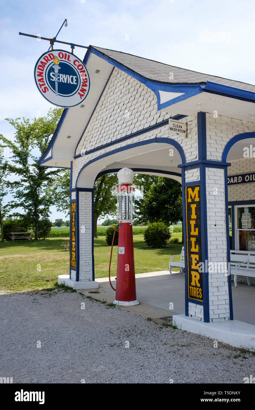 Standard Oil Tankstelle am Straßenrand Attraktion auf der historischen Route 66 im Odell, Illinois, USA Stockfoto