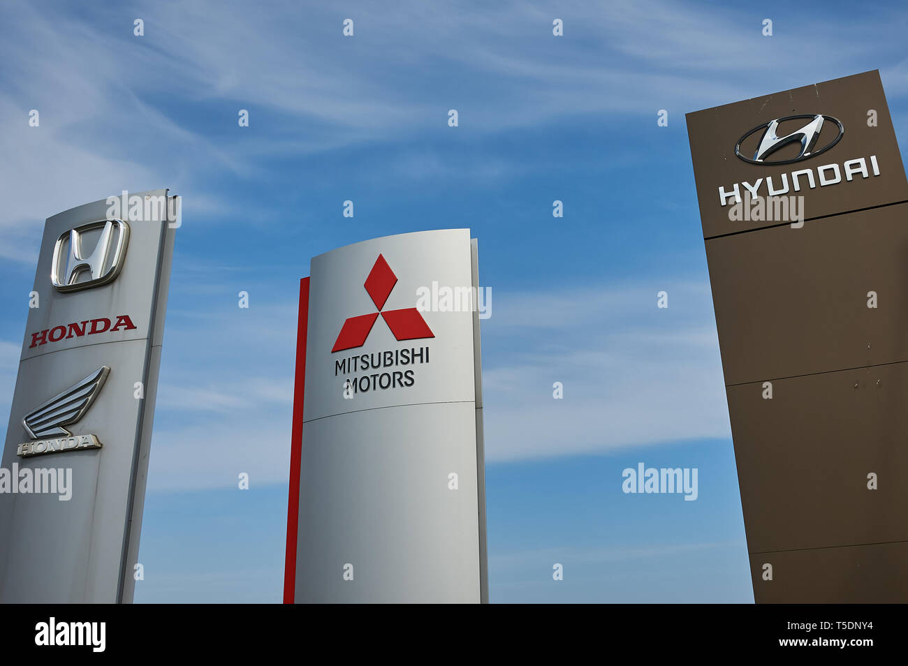 Totem Pole identifizieren japanischer Automobilhersteller außerhalb eines Auto Show room, vor blauem Himmel. Stockfoto