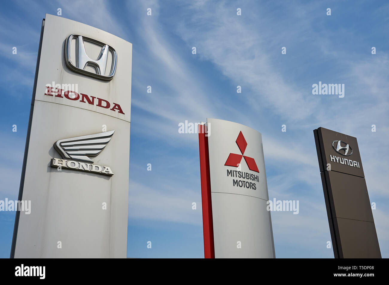 Totem Pole identifizieren japanischer Automobilhersteller außerhalb eines Auto Show room, vor blauem Himmel. Stockfoto