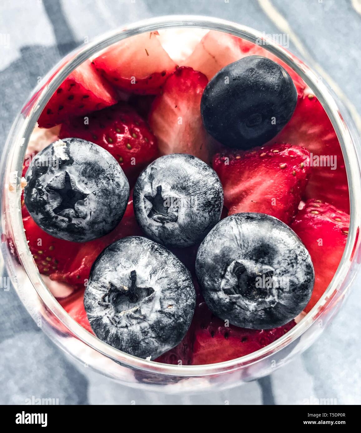 Gesundes Dessert mit Heidelbeeren, Erdbeeren und Himbeeren. Detox und Diät essen. Tonned Foto. Stockfoto
