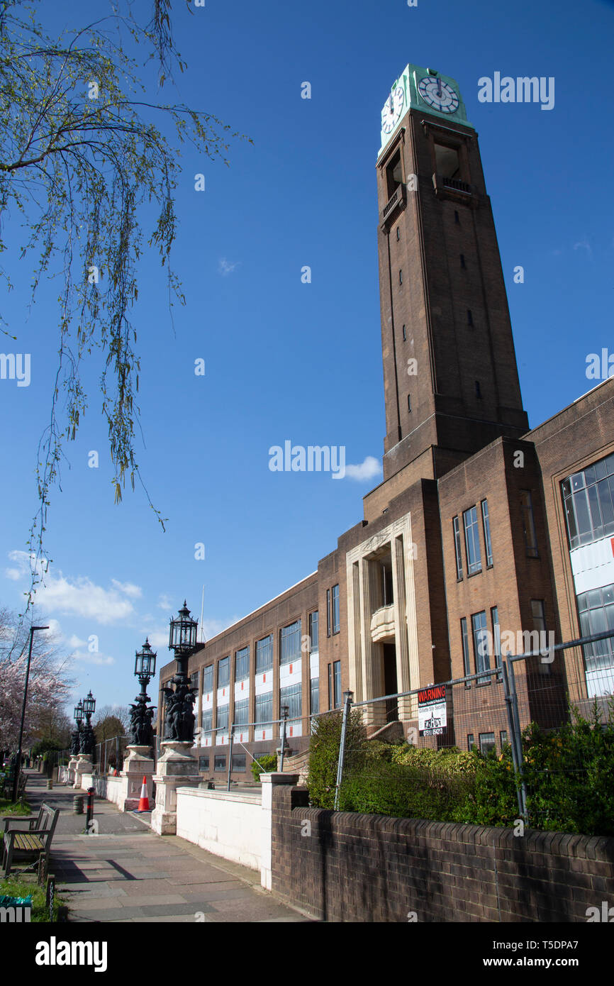 Reich verzierte Lampe Beiträge außerhalb er Gillette in Gillette Corner, Kreuzung zwischen Syon Lane und die Great West Road, Brentford Middlesex Stockfoto