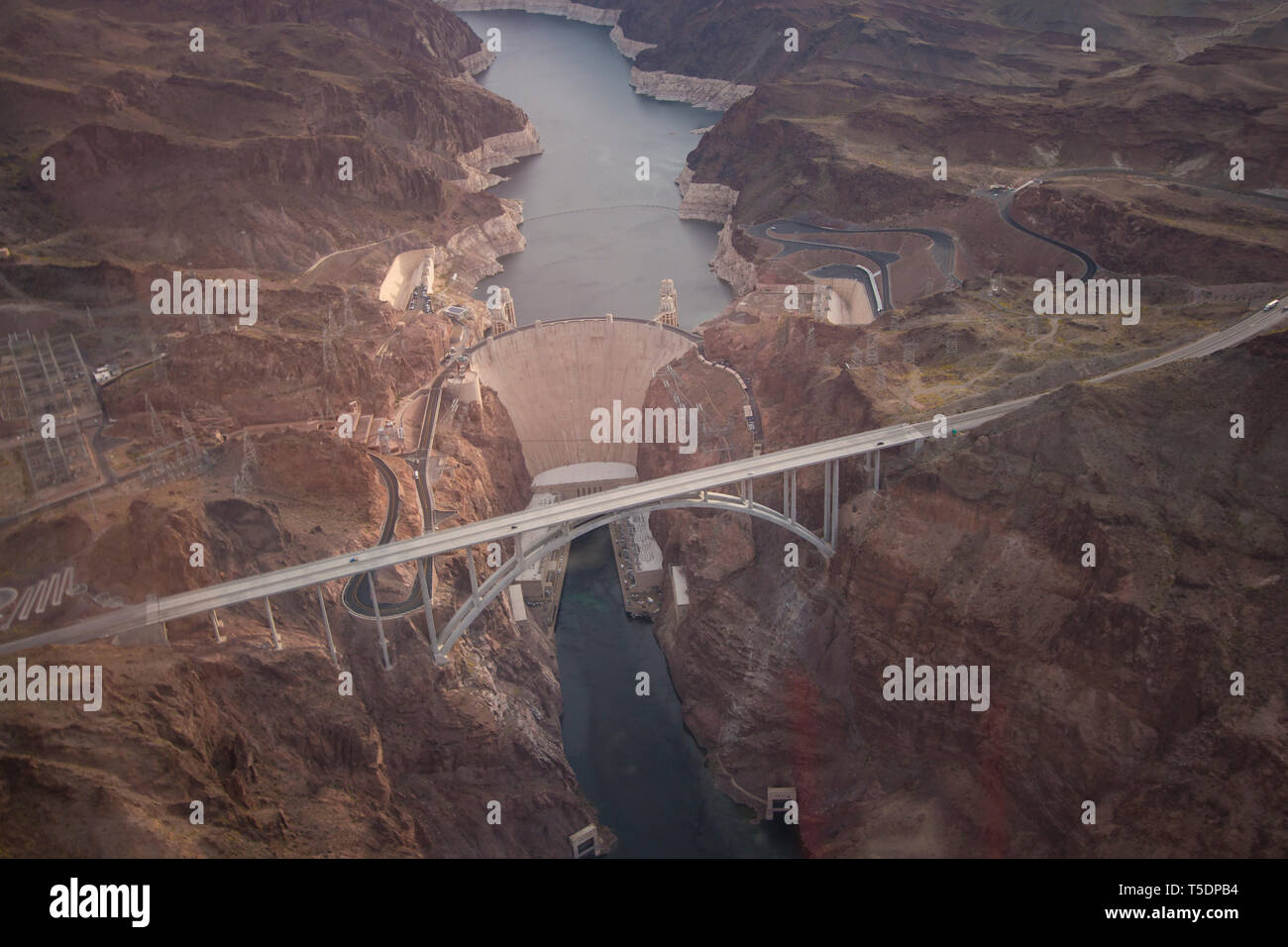 Antenne des Hoover Dam zeigt die kürzlich Mike O'Callaghan - Pat Tillman Memorial Bridge abgeschlossen Stockfoto