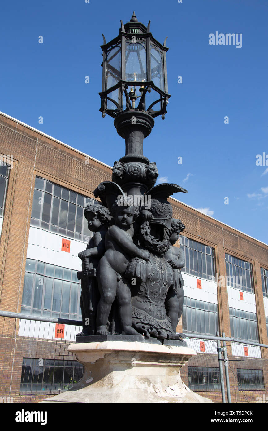 Reich verzierte Lampe Beiträge außerhalb er Gillette in Gillette Corner, Kreuzung zwischen Syon Lane und die Great West Road, Brentford Middlesex Stockfoto