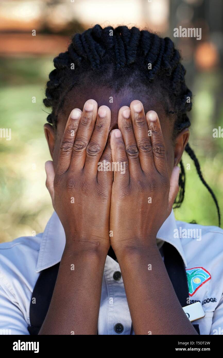 Namibischen Frau der Ovambo Stamm Hand in Hand vor ihrem Gesicht, Portrait, Namibia Stockfoto