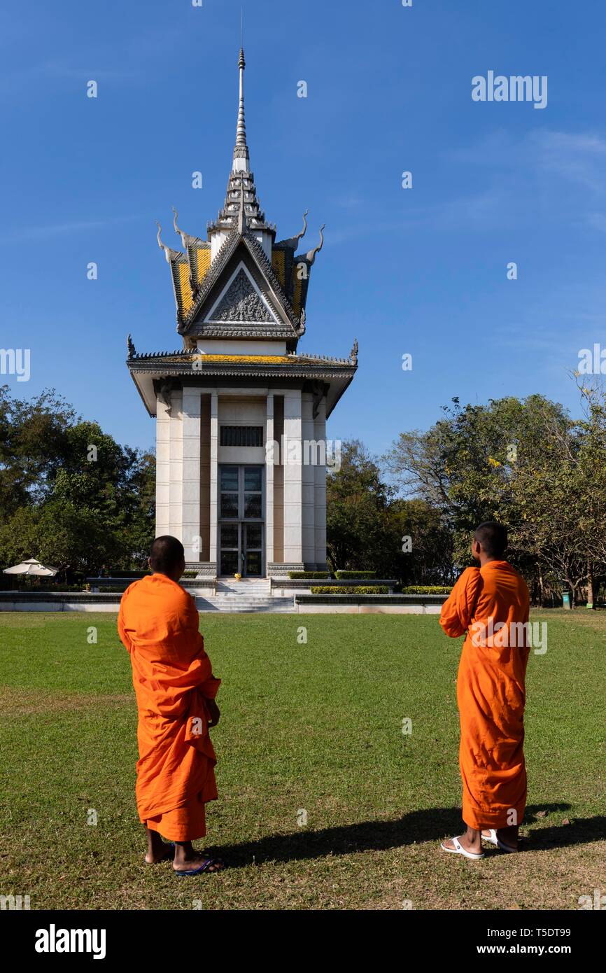 Buddhistische Mönche vor dem Mahnmal Stupa, Pagode, Killing Fields des Khmer Rouge, Choeung Ek, Phnom Penh, Kambodscha Stockfoto