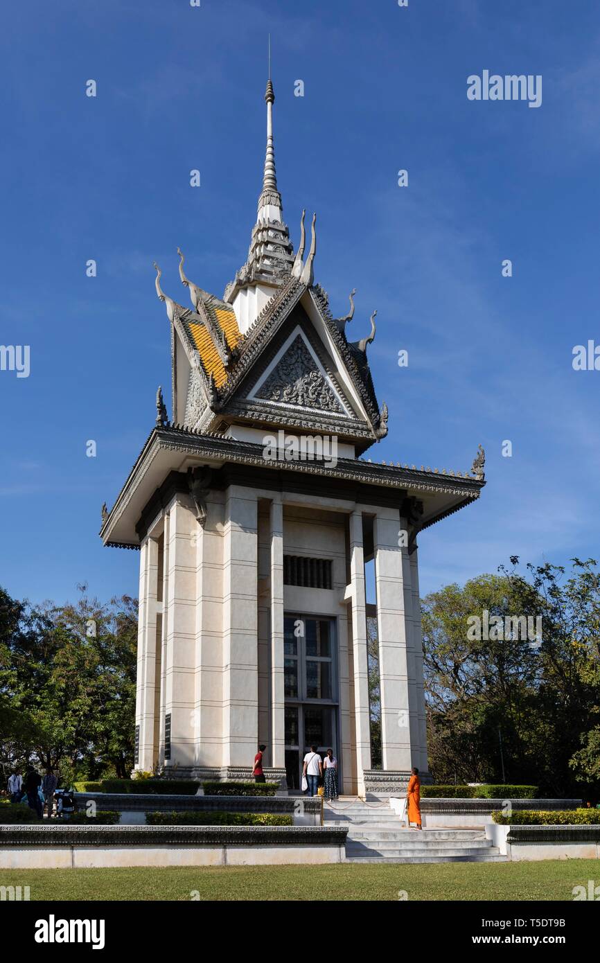 Buddhistischer Mönch vor dem Mahnmal Stupa, Pagode, Killing Fields des Khmer Rouge, Choeung Ek, Phnom Penh, Kambodscha Stockfoto