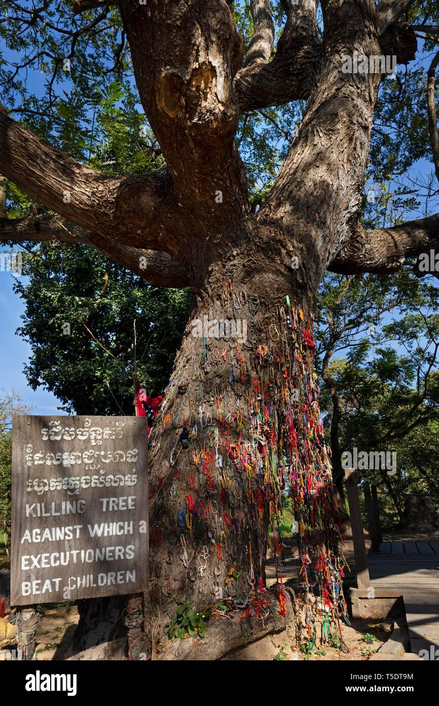 Tötung Baum mit Armbänder im Speicher der getöteten Kinder, Killing Fields des Khmer Rouge, Choeung Ek, Phnom Penh, Kambodscha Stockfoto