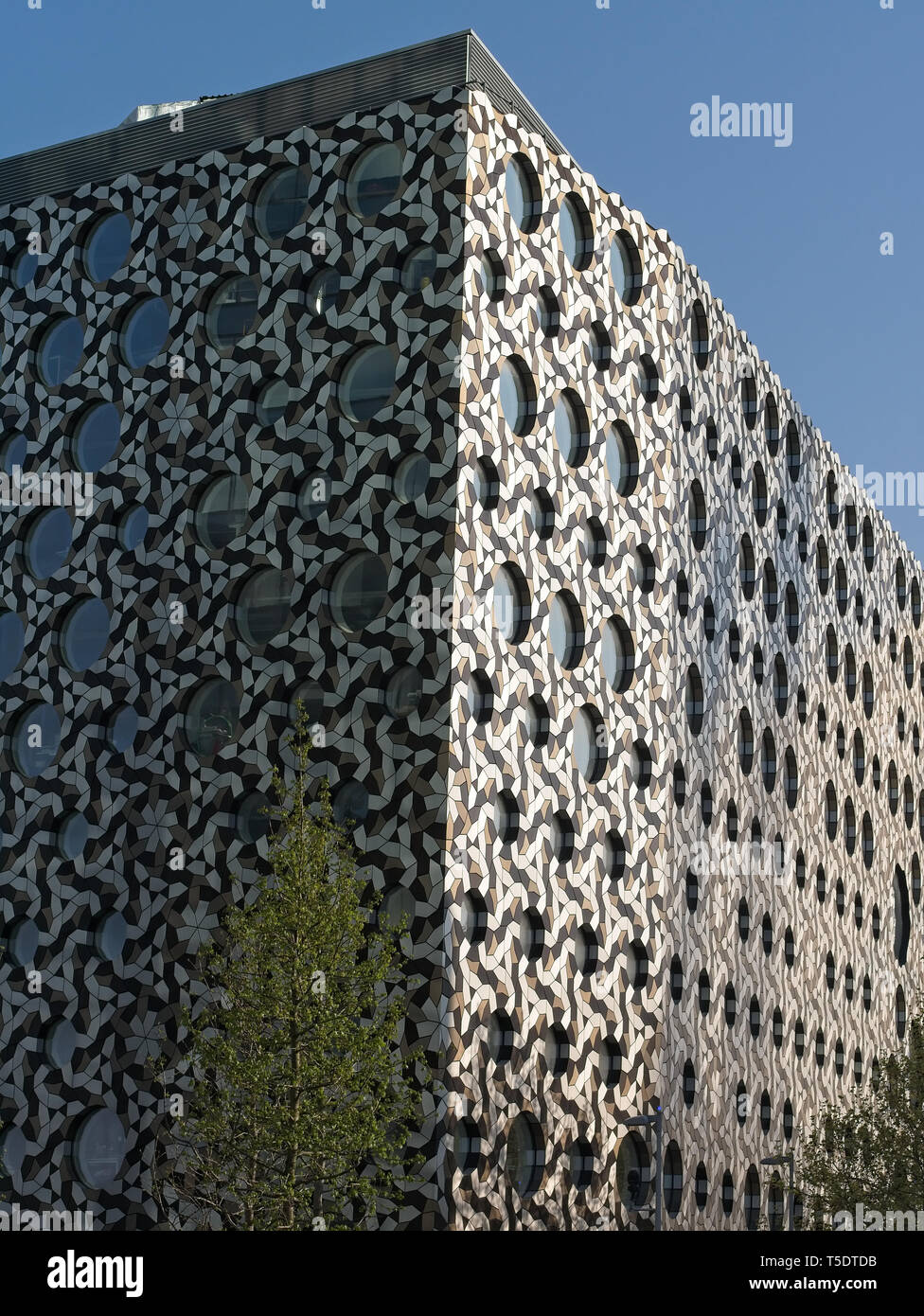 Halbinsel von Greenwich, London, Großbritannien - 21 APR 2019: Tesselliert Fassade des Ravensbourne campus Gebäude, ein University College für digitale Medien und Design. Stockfoto