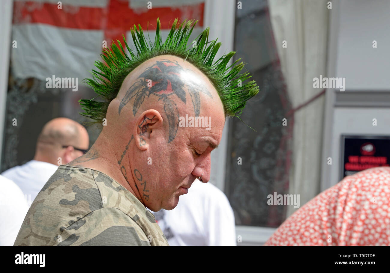 Mann mit dem tätowierten Kopf, & Mohikaner grüne Haare. Stockfoto