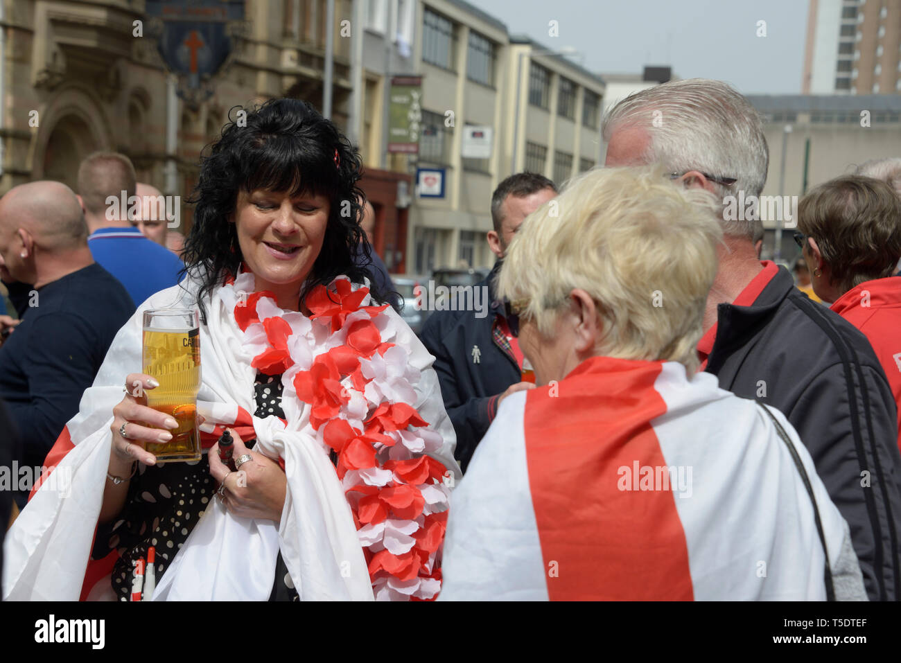 Gruppe von Menschen bei einem Drink an der St. George's Day feiern in Nottingham. Stockfoto Gruppe von Menschen bei einem Drink an der St. George's Day feiern in Nottingham. Stockfoto