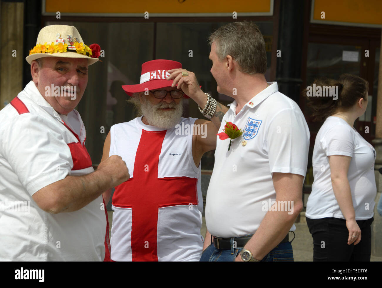 Drei Kerle, Reden, genießen St. George's Day feiern in Nottingham, England. Stockfoto